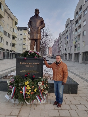 Доктор Драган Ђокановић, поред споменика Доктору Миодрагу Лазићу, Источна Илиџа - Република Српска
