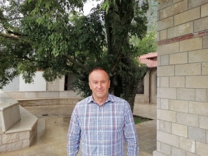 Доктор Драган Ђокановић, испред куће у којој се родио Свети Василије Острошки,Мркоњићи - Република Српска