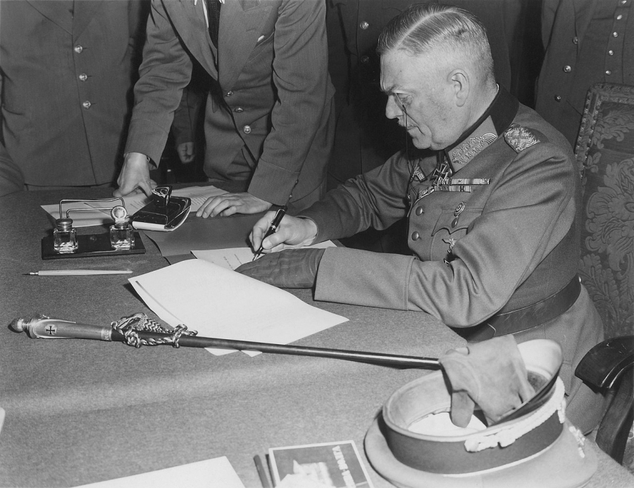 Војни представник Њемачке Вилхелм Кајтел потписује капитулацију Њемачке 